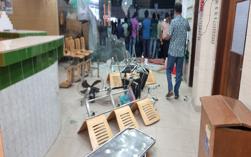 নোয়াখালীতে ভুল চিকিৎসায় মা সহ নবজাতকের মৃত্যুর অভিযোগ, হসপিটালে ভাংচুর