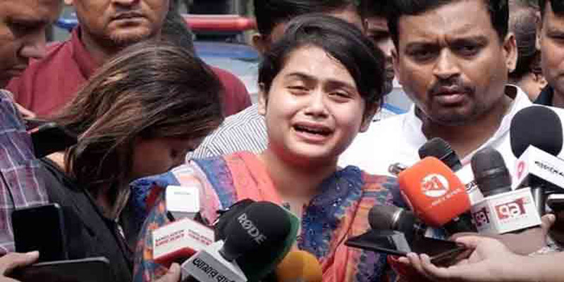 ‘আমি বাবাকে শেষবারের মতো ছুঁয়ে দেখতে চাই’