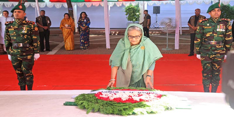 টুঙ্গিপাড়ায় বঙ্গবন্ধুর সমাধিতে প্রধানমন্ত্রীর শ্রদ্ধা