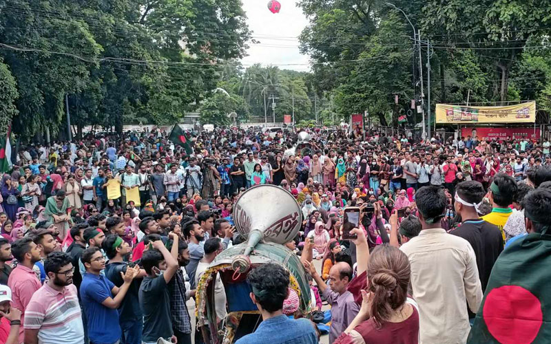 হামলার পর টিএসসি দখলে নিল ছাত্রলীগ