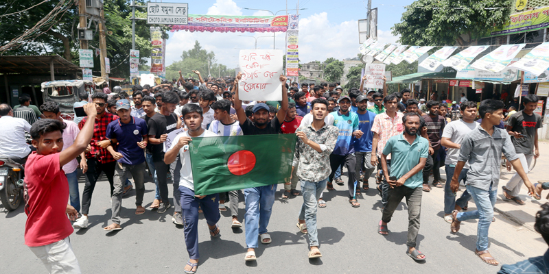 হত্যার প্রতিবাদসহ কোটা সংস্কারের দাবিতে ফুলবাড়ীতে শিক্ষার্থীদের বিক্ষোভ-সমাবেশ