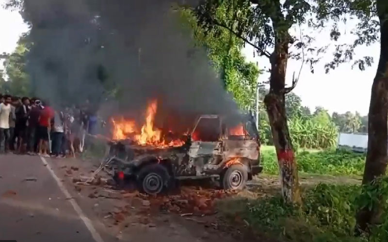 গোপালগঞ্জে সেনাবাহিনীর গাড়িতে আগুন