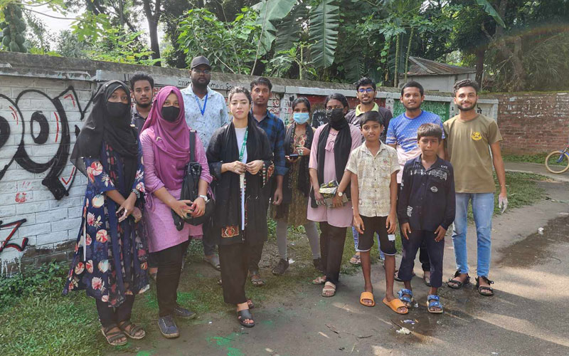 পার্বতীপুরের দেয়ালে নতুন শিল্পকর্ম আঁকছেন শিক্ষার্থীরা