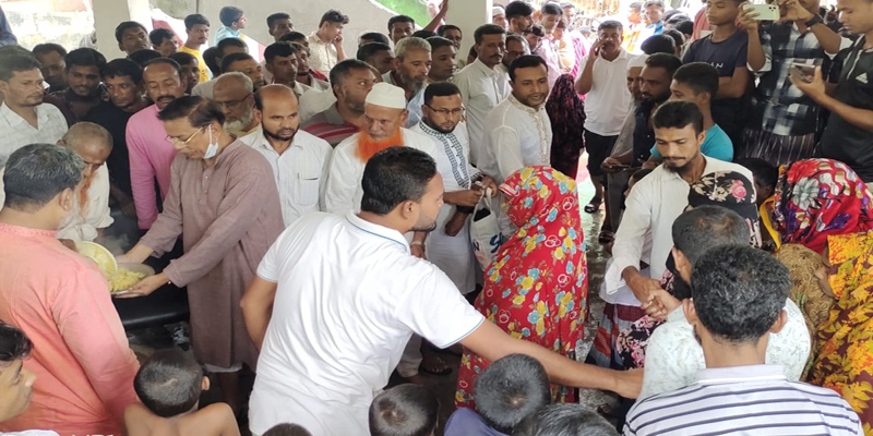 লক্ষ্মীপুর জেলার বানভাসি মানুষের পাশে সাবেক সংসদ সদস্য আশরাফ উদ্দিন