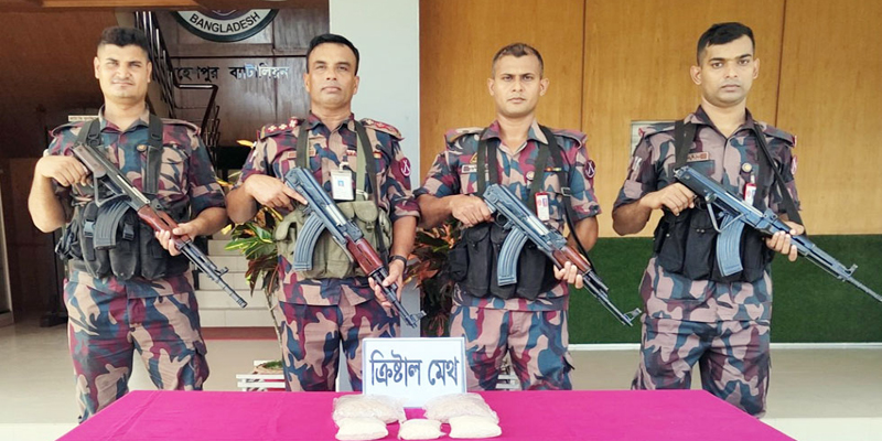 মহেশপুরে ১৫ কোটি টাকা মুল্যের ক্রিষ্টাল মেথ আইস উদ্ধার করেছে বিজিবি