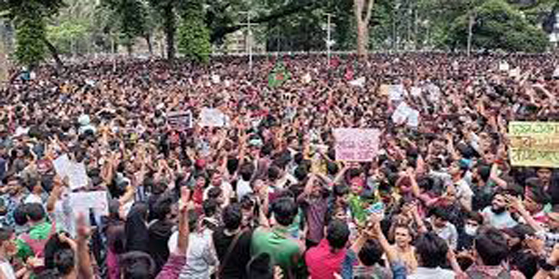 গণভবনে হাজার হাজার ছাত্র-জনতার উল্লাস