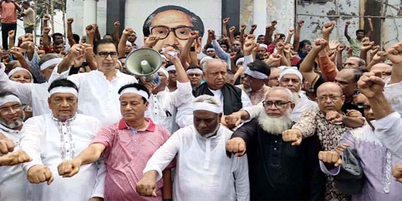 শেখ হাসিনাকে ফেরাতে মাথায় কাফনের কাপড় বেঁধে বিক্ষোভ