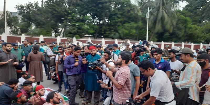 পদ ছাড়তে রাষ্ট্রপতিকে ২৪ ঘণ্টার আল্টিমেটাম
