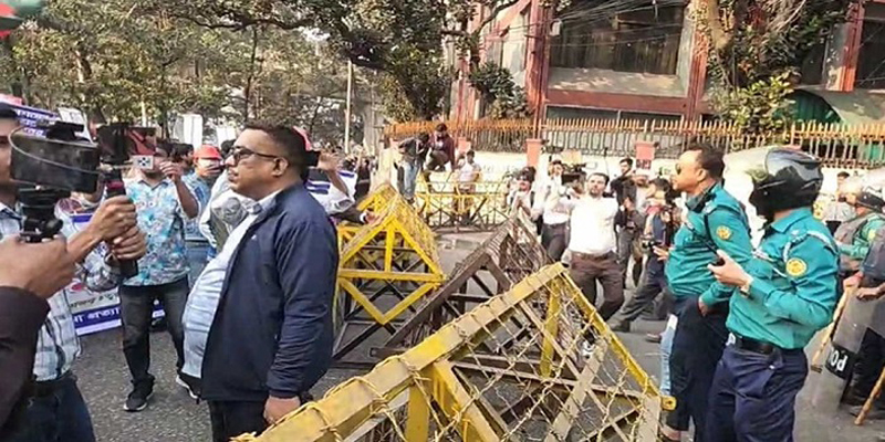 শিক্ষা ভবনের সামনে চাকরিতে ৩৫ বছর প্রত্যাশীদের অবস্থান