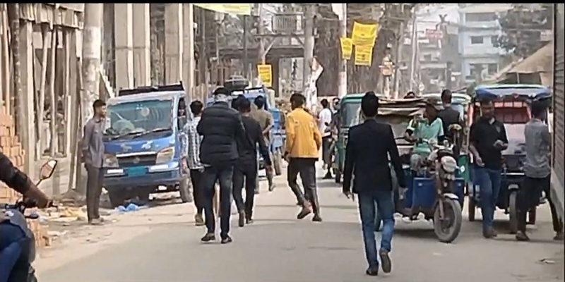 নোয়াখালীতে হামলা ভাংচুরের প্রতিবাদে ডাকা মানববন্ধনে হামলা