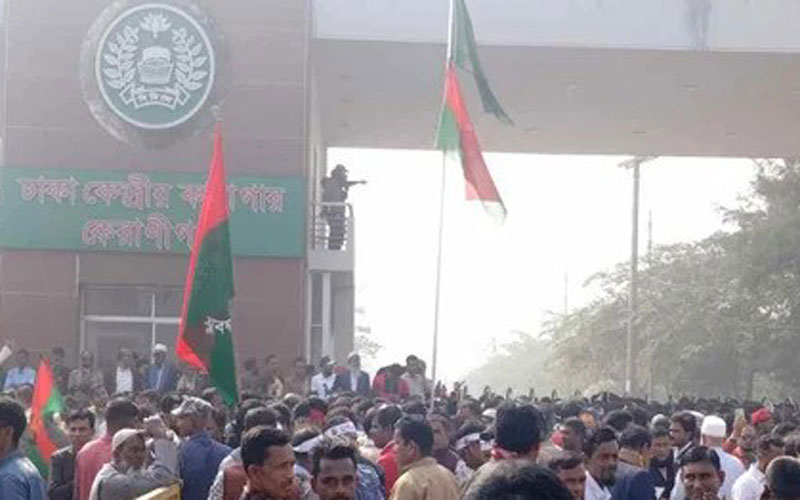 বাবরের অপেক্ষায় কারাগারের সামনে নেতাকর্মীদের ভিড়