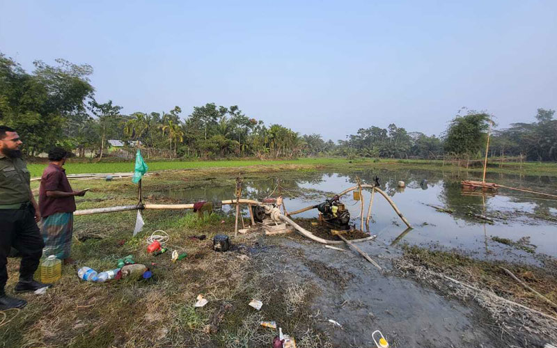 ফসলি জমি থেকে বালু তোলায় লাখ টাকা জরিমানা