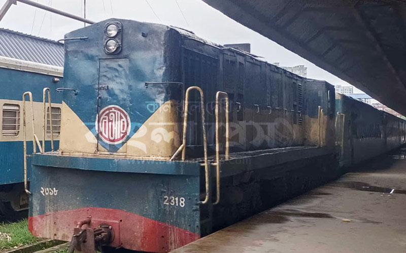 সারা দেশে ট্রেন চলাচল বন্ধ, ভোগান্তিতে যাত্রীরা