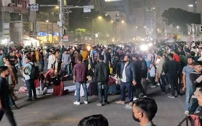 গুলশান ১ নম্বরে সড়ক অবরোধ করেছেন তিতুমীর কলেজের শিক্ষার্থীরা