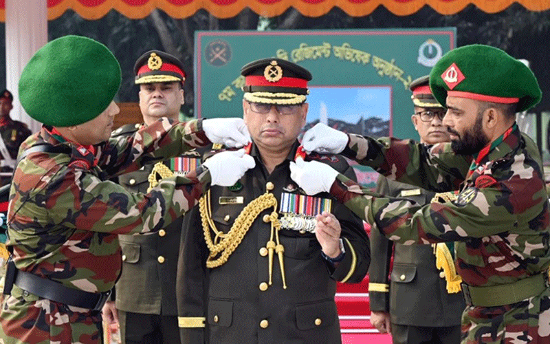 ইনফ্যান্ট্রি রেজিমেন্টের ‘কর্নেল অব দ্য রেজিমেন্ট’ হলেন সেনাপ্রধান