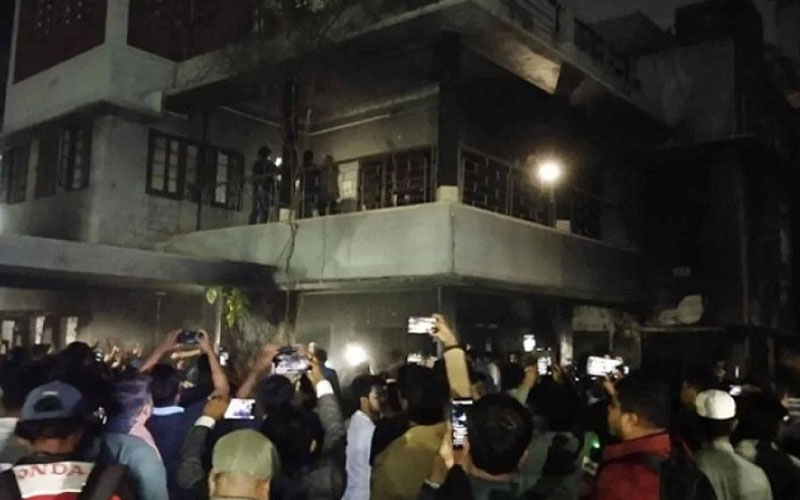গেট ভেঙে ধানমন্ডি-৩২ নম্বরের বাড়িতে ছাত্র-জনতা