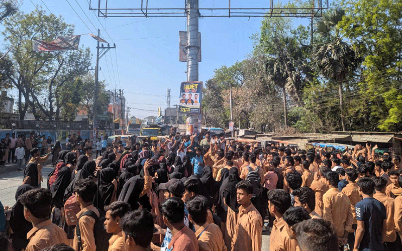 পরীক্ষা বর্জন ও অবস্থান কর্মসূচি করে দিনাজপুর পলিটেকনিক শিক্ষার্থীদের বিক্ষোভ