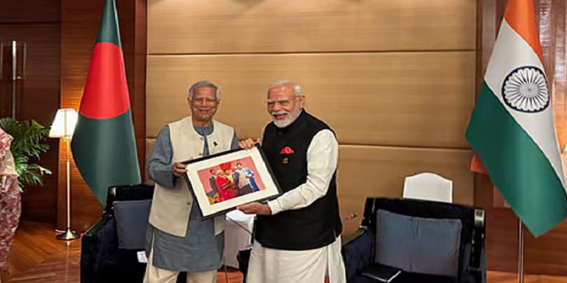 মোদিকে ২০১৫ সালের আলোকচিত্র উপহার দিলেন ড. ইউনূস
