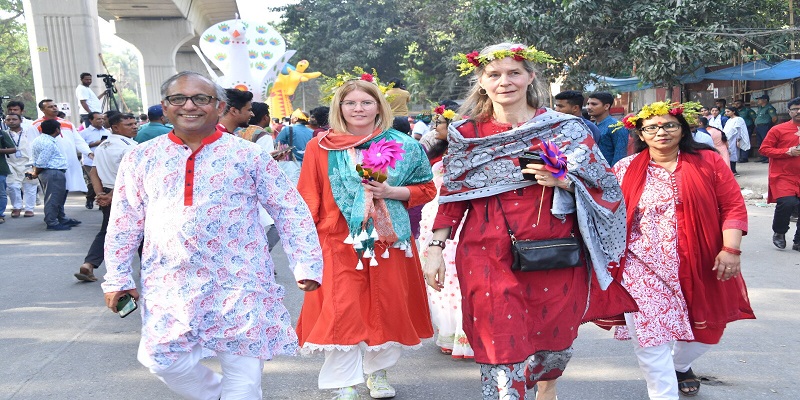 আনন্দ শোভাযাত্রায় অংশ নিয়ে উচ্ছ্বসিত বিদেশিরাও
