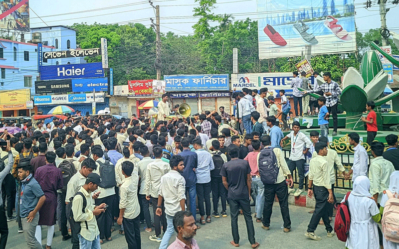 ৬ দফা দাবিতে রংপুরে পলিটেকনিক শিক্ষার্থীদের সড়ক অবরোধ