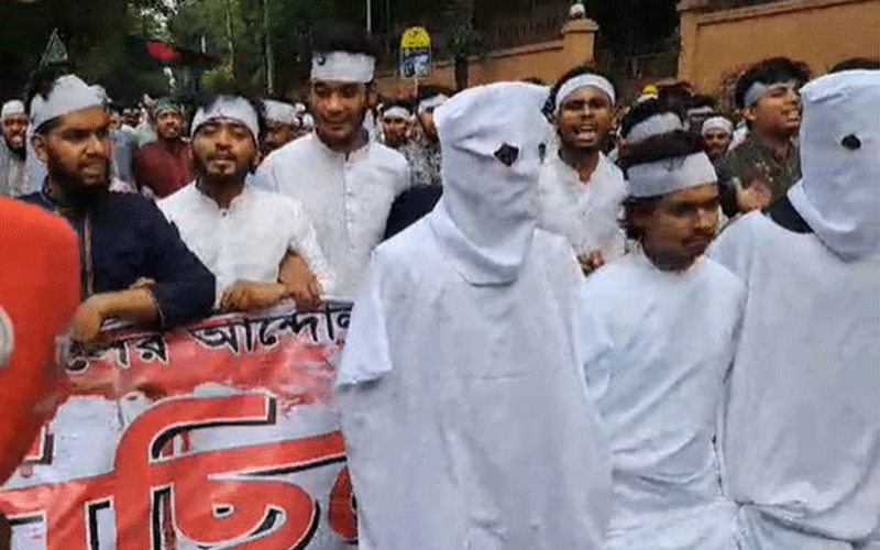 মাথায় কাফনের কাপড় বেঁধে পলিটেকনিক শিক্ষার্থীদের মিছিল