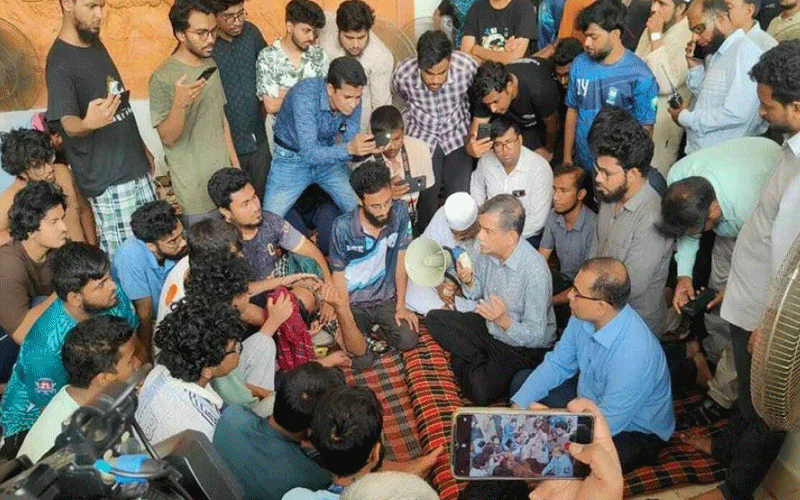 শিক্ষা উপদেষ্টার অনুরোধেও অনশনে অনড় কুয়েট শিক্ষার্থীরা