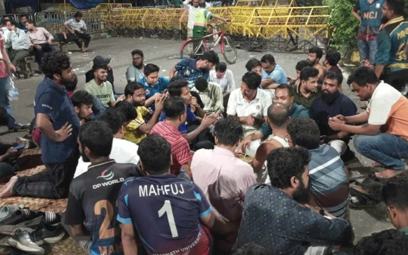 টানা তৃতীয় দিন রাজপথে জবি শিক্ষার্থীরা