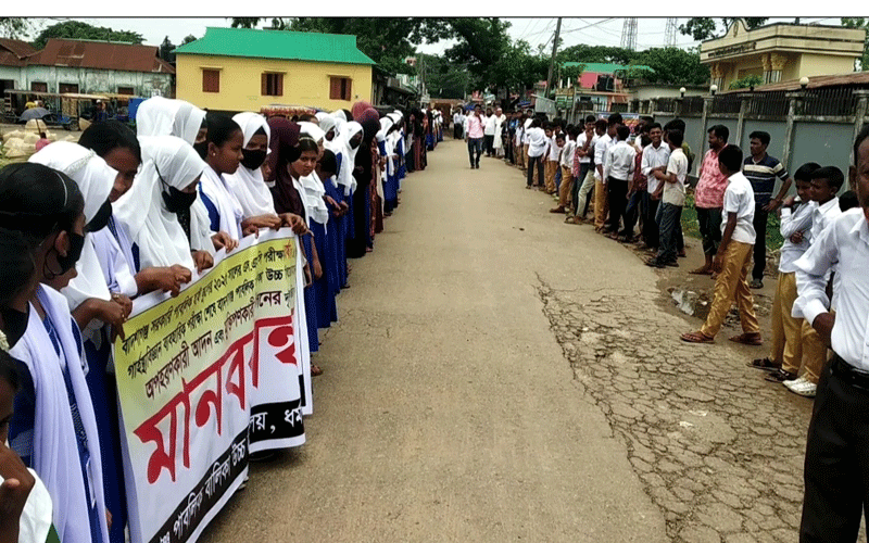 ধর্মপাশায় স্কুলছাত্রী অপহরণের মুক্তির দাবীতে তিন প্রতিষ্টানের মানববন্ধন