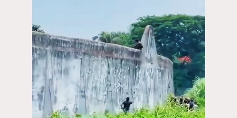কারাগারের দেয়াল টপকে হাজতির পালানোর চেষ্টা, ভিডিও ভাইরাল