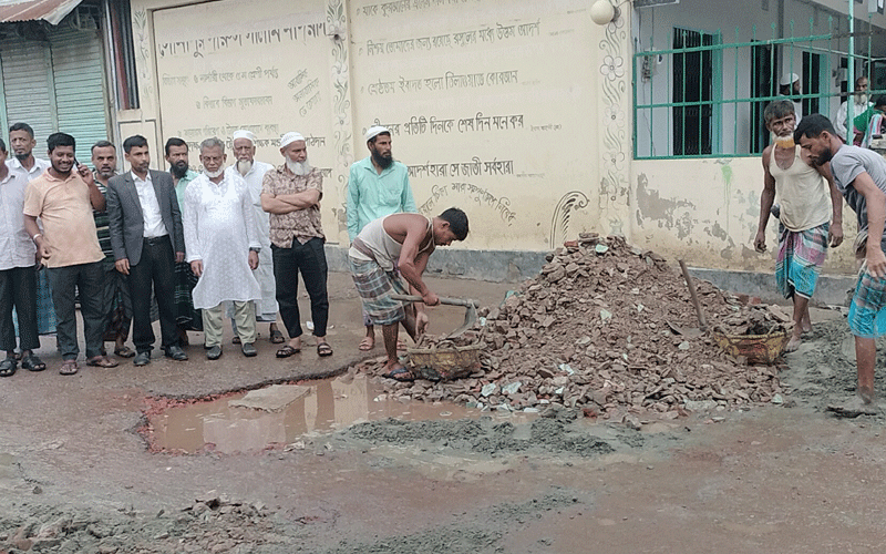 নোয়াখালীতে বিএনপি নেতার অর্থায়নে ২ কিলোমিটার সড়ক সংস্কার