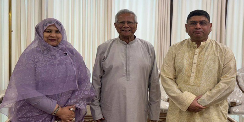 প্রধান উপদেষ্টার সঙ্গে সস্ত্রীক সেনাপ্রধানের সাক্ষাৎ