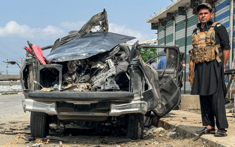 পাকিস্তানে সরকারি গাড়িতে বোমা হামলা, সহকারী কমিশনারসহ নিহত ৫