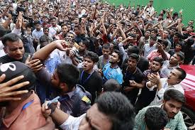 দিয়াবাড়ি মোড়ে শিক্ষার্থীদের বাধার মুখে আবার কলেজে ফিরলেন দুই উপদেষ্টা ও প্রেস সচিব, বিক্ষোভ চলছে