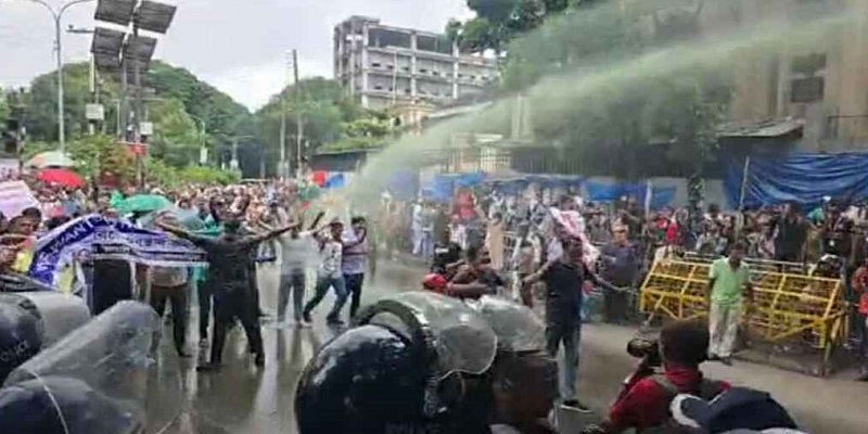 চাকরিচ্যুত বিডিআর সদস্যদের ছত্রভঙ্গ করতে জলকামান ও সাউন্ড গ্রেনেড নিক্ষেপ