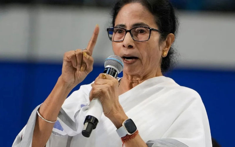 ভারতে আ.লীগ নেতাদের আশ্রয় ইস্যুতে মোদি সরকারকে শাসালেন মমতা