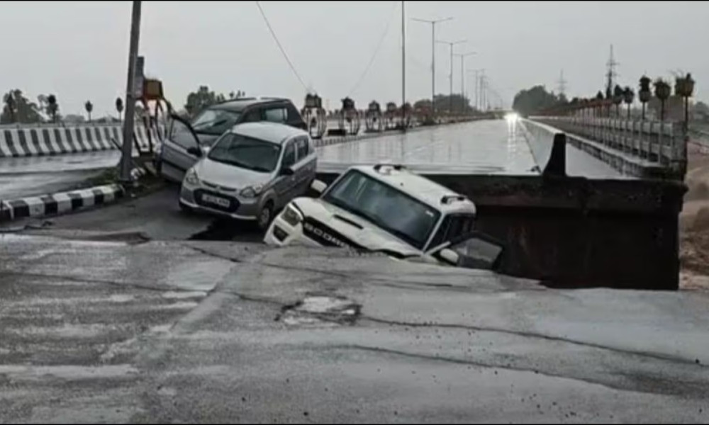 টানা বর্ষণে বিপর্যস্ত জম্মু-কাশ্মীর, গাড়িসহ ধসে পড়ল সেতু