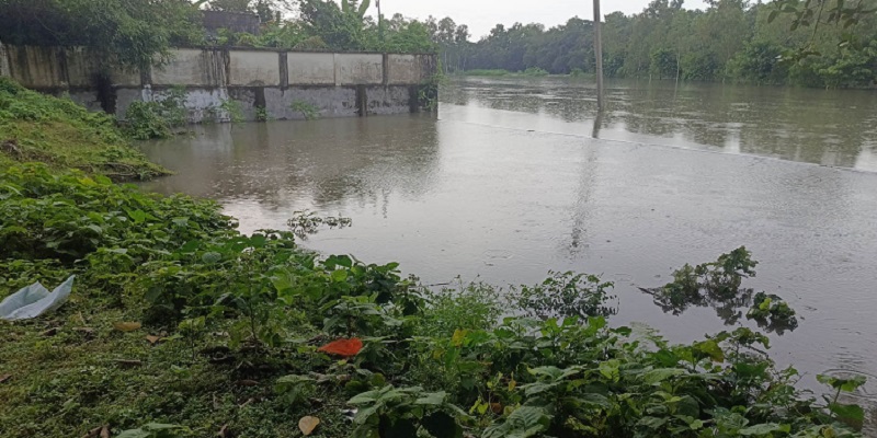 ডোমার কেন্দ্রীয় মহাশ্মশান নদীর গর্ভেবিলিন হয়ে যাচ্ছে