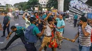 শাহবাগে অবরোধকারীদের ওপর ‘প্রকৃত জুলাই যোদ্ধাদের’ হামলা, দুই পক্ষকেই পুলিশের লাঠিচার্জ