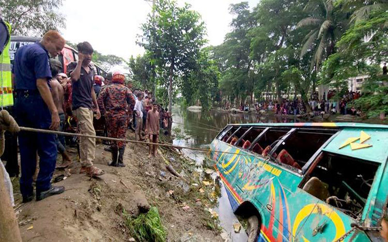 লক্ষ্মীপুরে যাত্রীবাহী বাস নিয়ন্ত্রণ হারিয়ে খালে, নিহত ৩