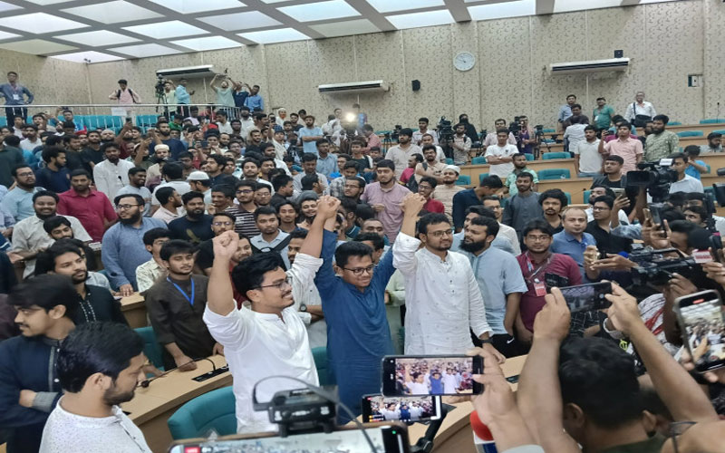ডাকসুর শীর্ষ দুই পদে জয়ের পথে ছাত্রশিবিরের সাদিক-ফরহাদ