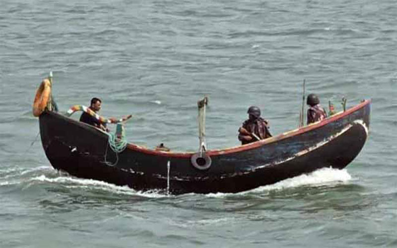 সেন্টমার্টিনে ট্রলারসহ ৩০ জেলেকে ধরে নিয়ে গেল আরাকান আর্মি